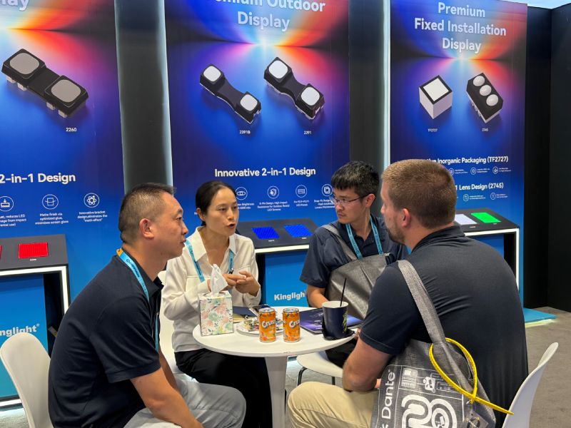 Kinglight sales director talk with visitors